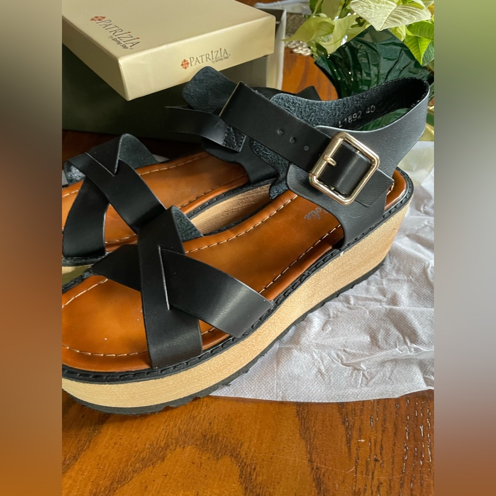 Chic Black Strappy Sandals - Picture 5 of 7